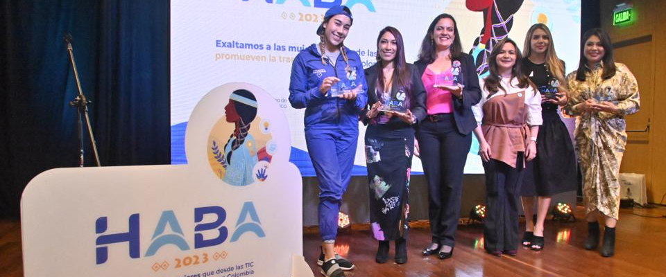 Foto de la Ex Ministra Sandra Urrutia junto a las ganadoras de los reconocimientos ‘HABA 2023’