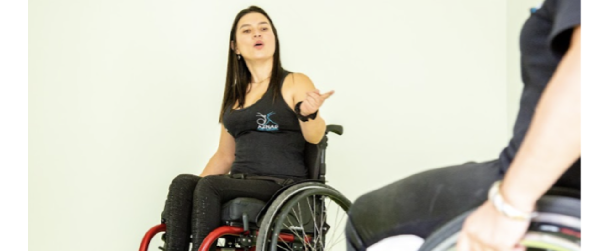 Aura Lorena Varela, en silla de ruedas