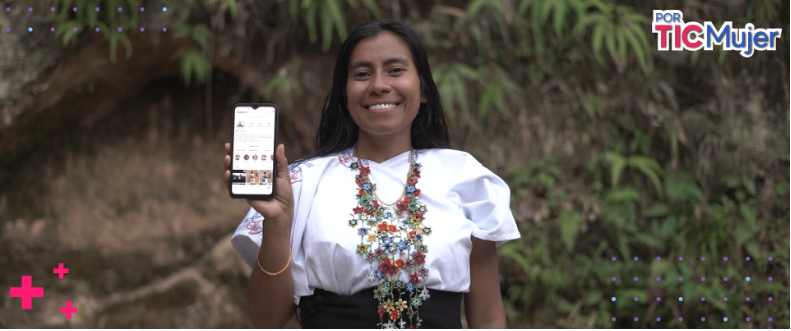 Mujer sonriente con celular Mujer sonriente con celular