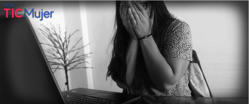 mujer frente al computador con las manos en la cara en señal de angustia