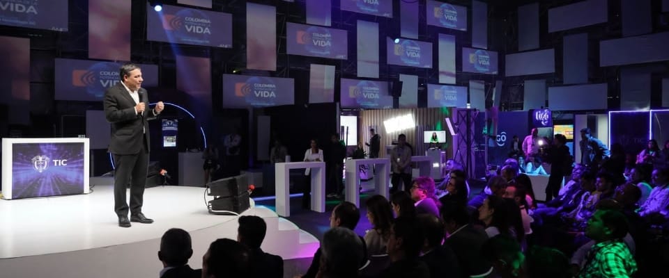 Foto del ministro TIC Mauricio Lizcano dando una charla de las condiciones para el uso del espectro y la subasta 5G Foto del ministro TIC Mauricio Lizcano dando una charla de las condiciones para el uso del espectro y la subasta 5G