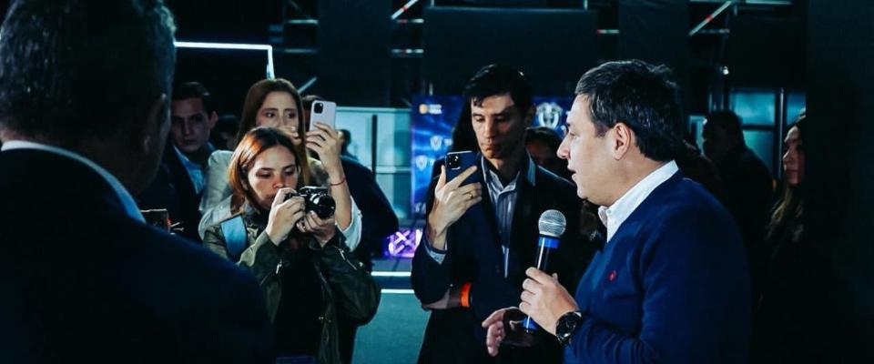 Foto del Ministro TIC Mauricio Lizcano junto a la prensa Foto del Ministro TIC Mauricio Lizcano junto a la prensa