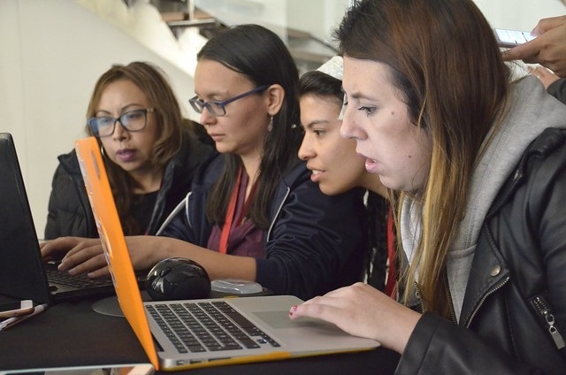 Mujeres en computador