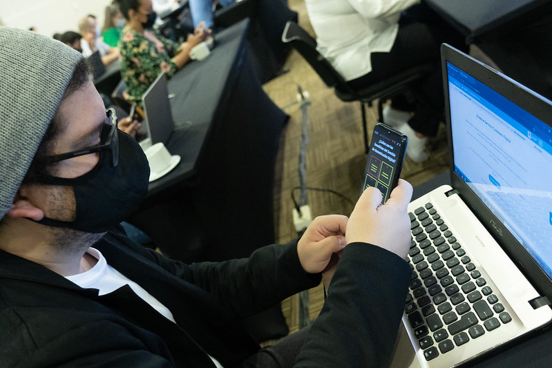 Participantes en hackathon