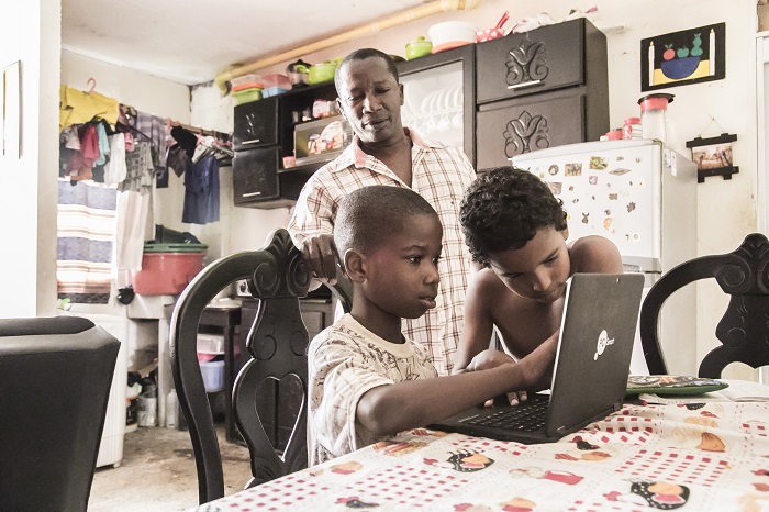 niños en computador