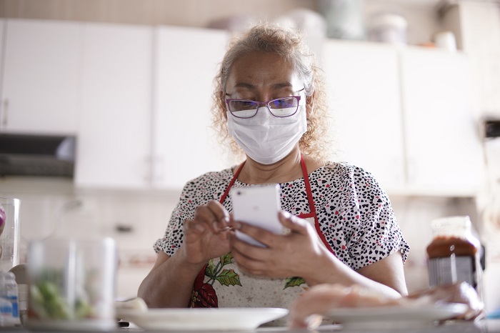 Mujer en el celular Mujer en el celular