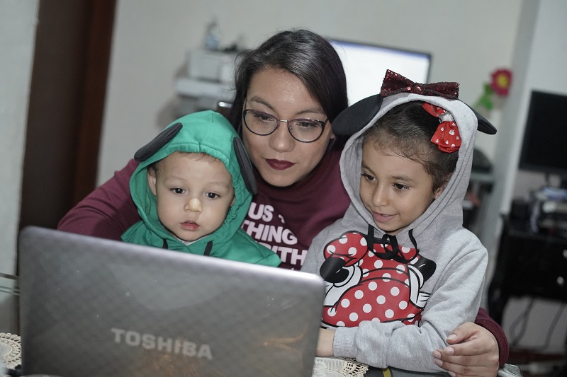 familia en el computador