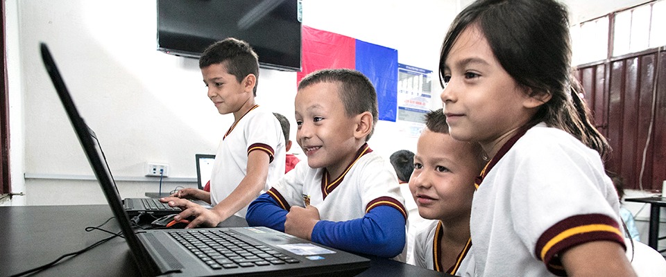 Alrededor de las TIC se tejen historias de emprendimiento y capacitación en municipios como Medio Atrato (Chocó), y La Macarena (Meta). Alrededor de las TIC se tejen historias de emprendimiento y capacitación en municipios como Medio Atrato (Chocó), y La Macarena (Meta).