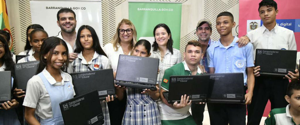Estudiantes de Barranquilla reciben más de 1.000 equipos para fortalecer su educación digital