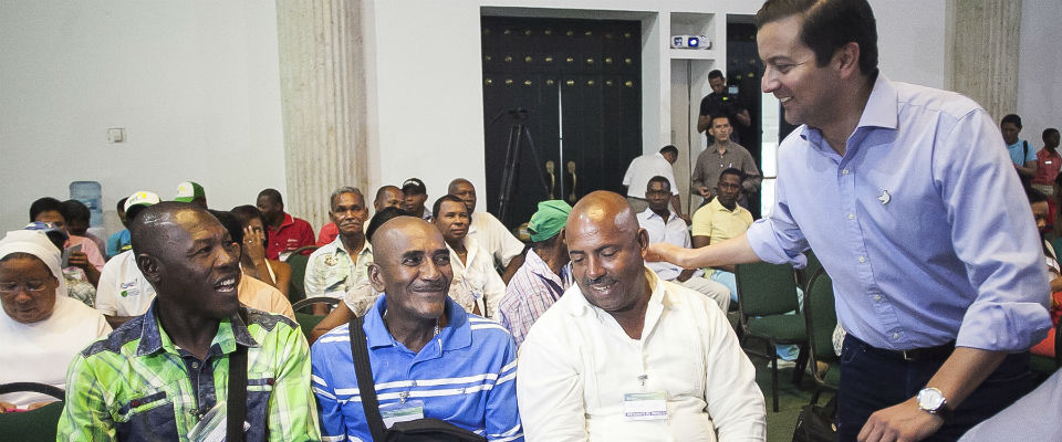 Ministro TIC - David Luna hablando con pescadores de la región