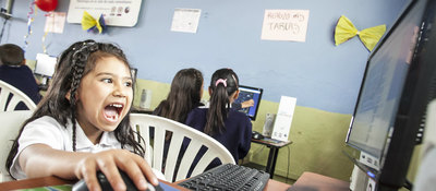 Niña en Kiosco Vive Digital