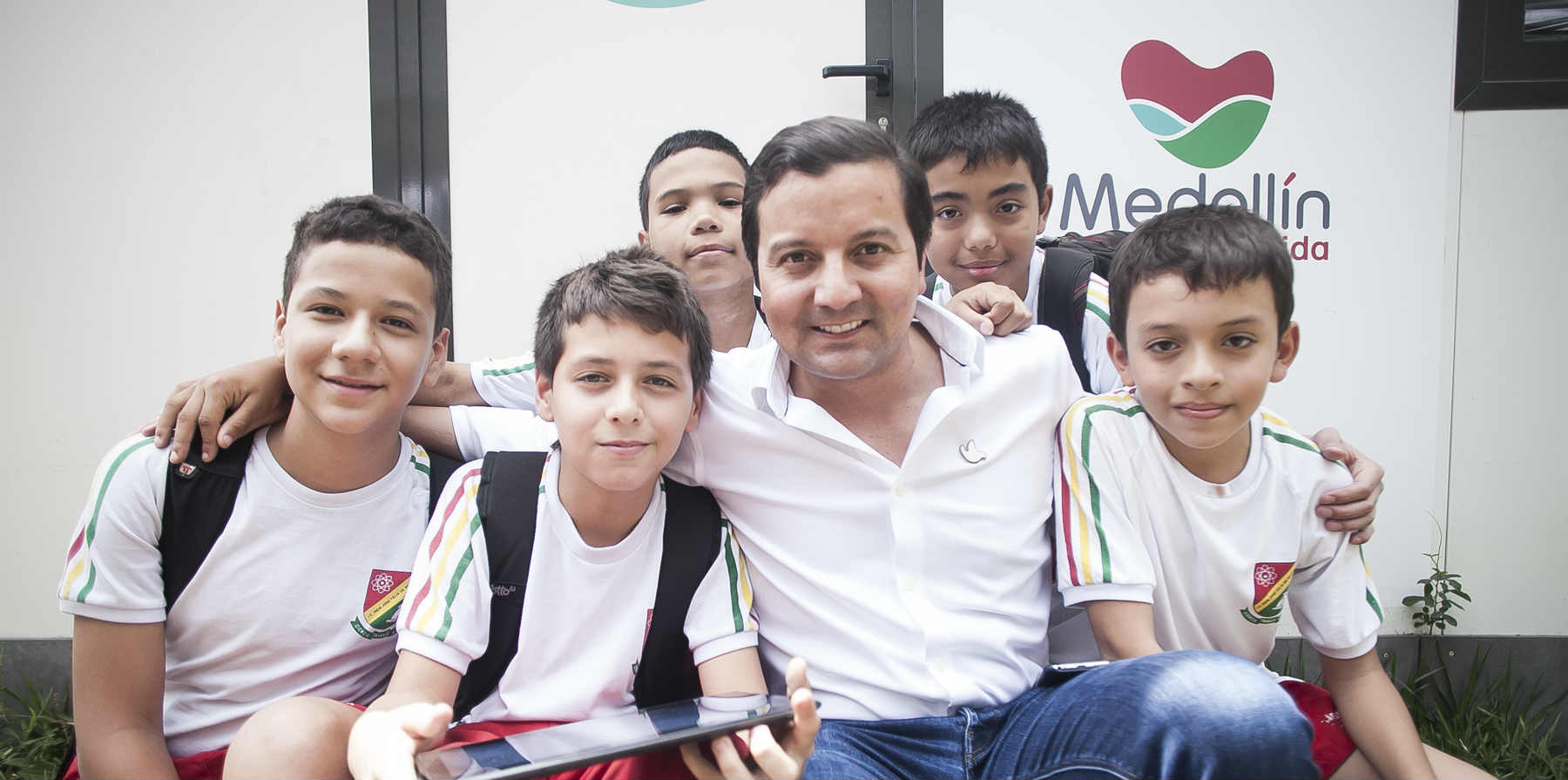 Ministro TIC - David Luna con niños de Medellín Ministro TIC - David Luna con niños de Medellín