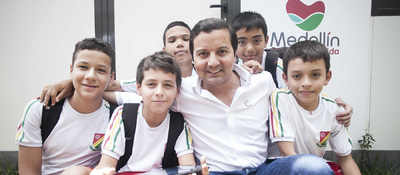 Ministro TIC - David Luna con niños de Medellín