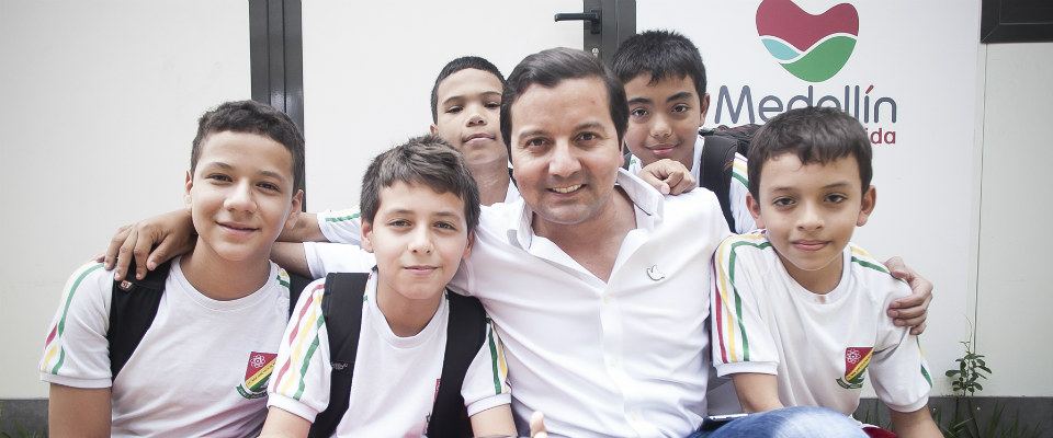 Ministro TIC - David Luna con niños de Medellín