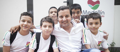 Ministro TIC - David Luna con niños de Medellín