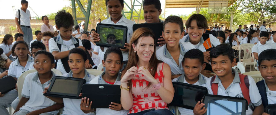 Viceministra TIC con niños en entrega de Tabletas para Educar