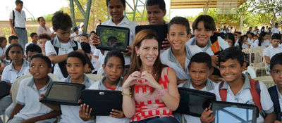 Viceministra TIC con niños en entrega de Tabletas para Educar