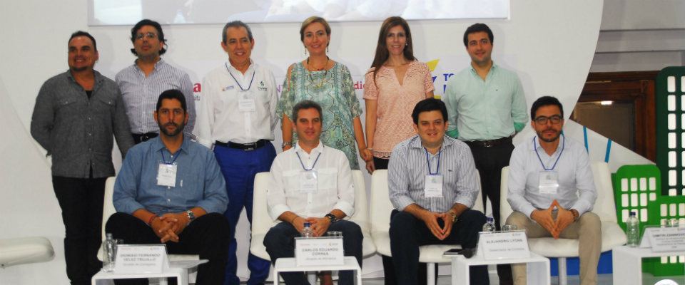 Viceministra TIC con participantes del Foro de Ciudades i Viceministra TIC con participantes del Foro de Ciudades i