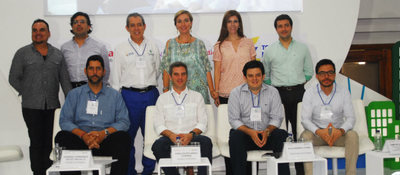 Viceministra TIC con participantes del Foro de Ciudades i