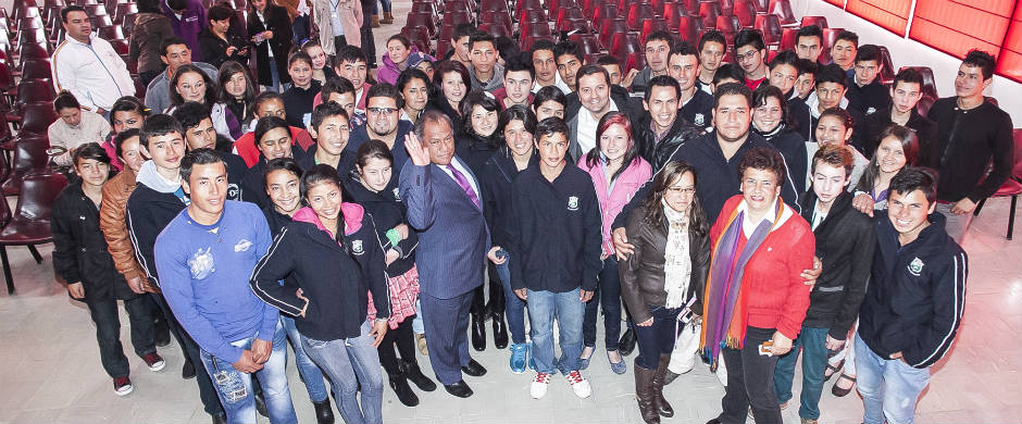 Ministro Luna con estudiantes del Coelgio Rufino José Cuervo en Chocontá