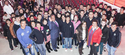 Ministro Luna con estudiantes del Coelgio Rufino José Cuervo en Chocontá