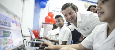 David Luna con niños en Kiosco Vive Digital