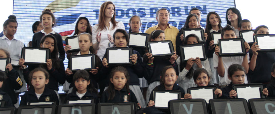 Entrega de tabletas en San Antonio de Tequendama Entrega de tabletas en San Antonio de Tequendama