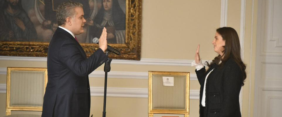 Ministra TIC,Karen Abudinen Abuchaibe en toma de juramento con el presidente Iván Duque