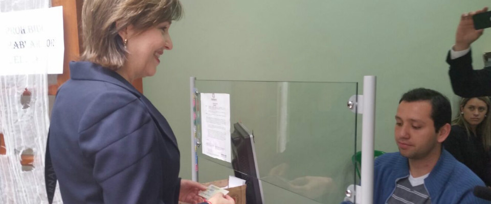 Viceministra TI - María Isabel Mejía reclamando duplicado de cédula Viceministra TI - María Isabel Mejía reclamando duplicado de cédula