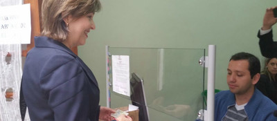 Viceministra TI - María Isabel Mejía reclamando duplicado de cédula