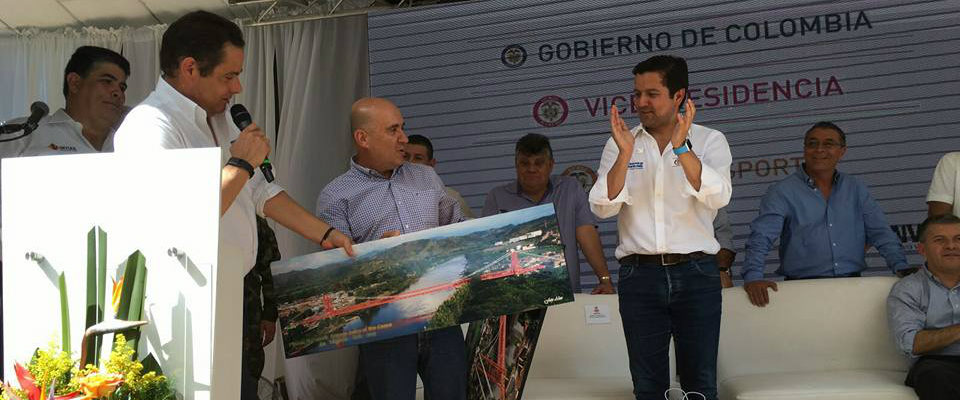 Germán Vargas Lleras y David Luna con beneficiarios en Risaralda