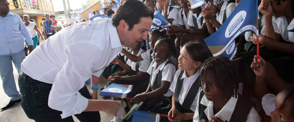 David Luna entrega tabletas a niños del Chocó