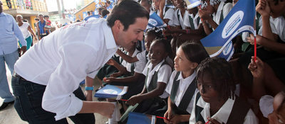 David Luna entrega tabletas a niños del Chocó