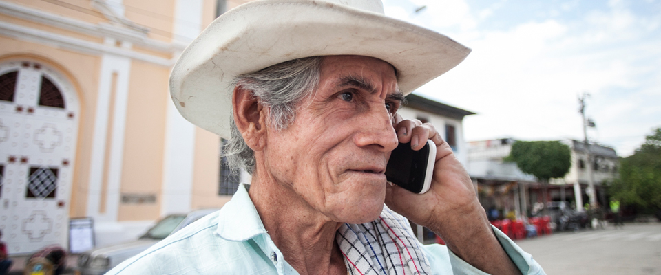 Usuario hablando por teléfono móvil