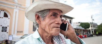 Usuario hablando por teléfono móvil