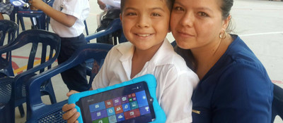 Entrega de tabletas a institución educativa
