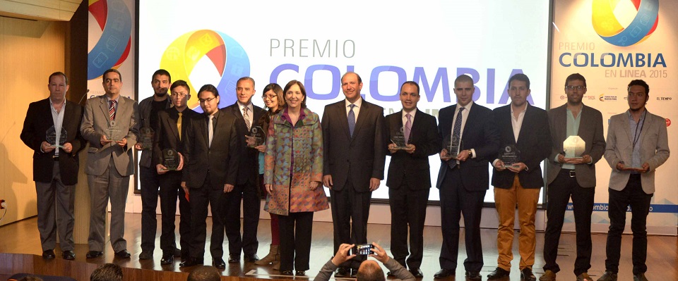 Viceministra María Isabel Mejía con los ganadores de Colombia en Línea