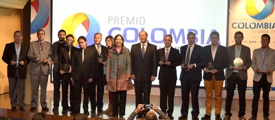 Viceministra María Isabel Mejía con los ganadores de Colombia en Línea