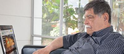Douglas, con 74 años, es el líder del equipo de desarrollo de "Vivamos el Campo"