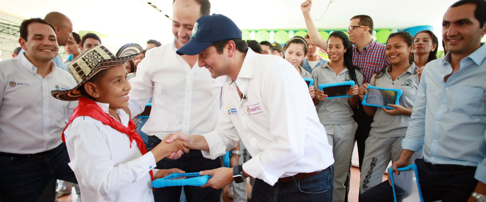 David Luna en entrega de tabletas en Montería