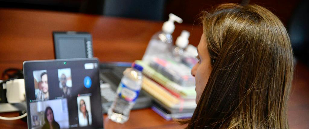 Además de hablar de comercio electrónico, durante el encuentro, la ministra Abudinen aprovechó la oportunidad para comprar en línea productos