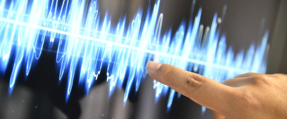 Procesos de selección objetiva de asignación de espectro en bandas no IMT