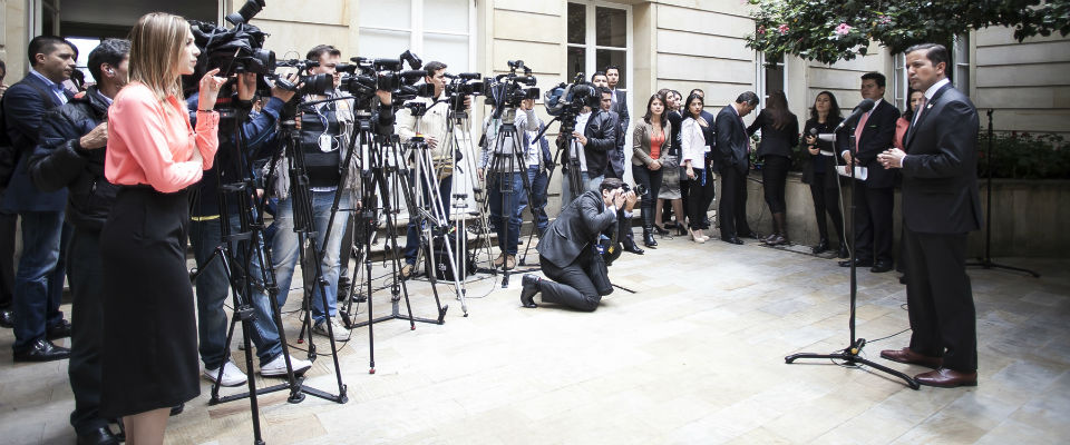 David Luna entregando declaración a periodistas