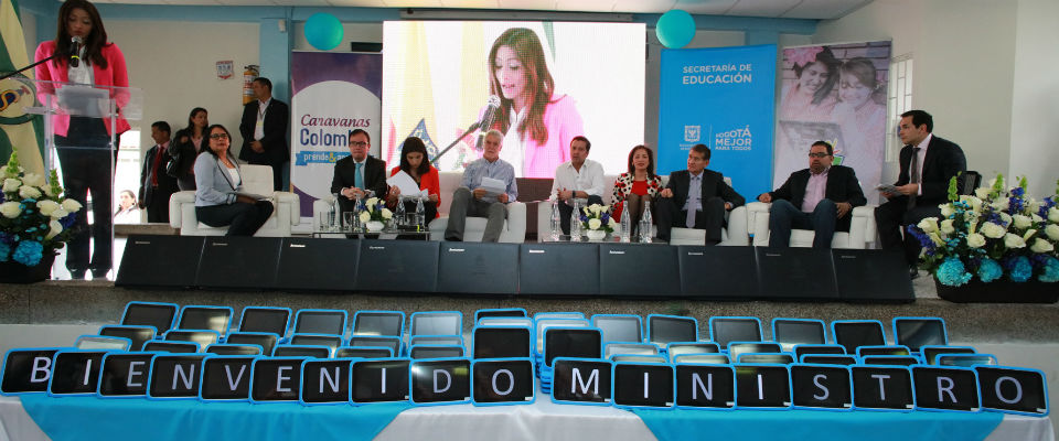 El Ministerio TIC y la Alcaldía de Bogotá adelantaron la entrega de 7.960 equipos tecnológicos que beneficiarán a 39 sedes educativas de la localidad de Engativá.