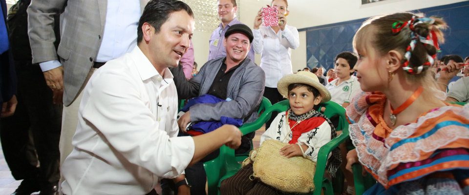 El Ministro TIC David Luna adelantó la entrega de 1.427 tabletas para los estudiantes y maestros de tres sedes educativas de Bucaramanga.