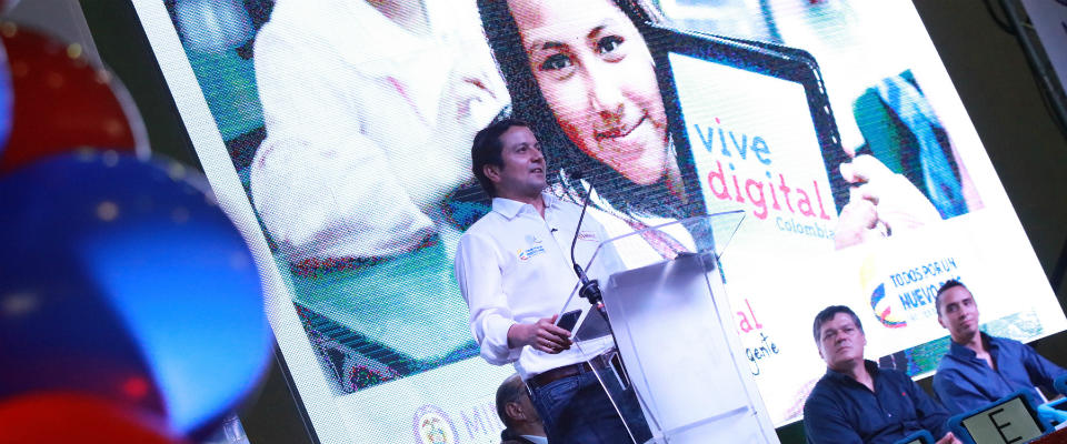 Ministro Luna en entrega de tabletas a sector educativo