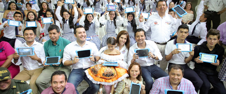 El Ministro TIC, David Luna, se hizo presente en estos dos municipios.