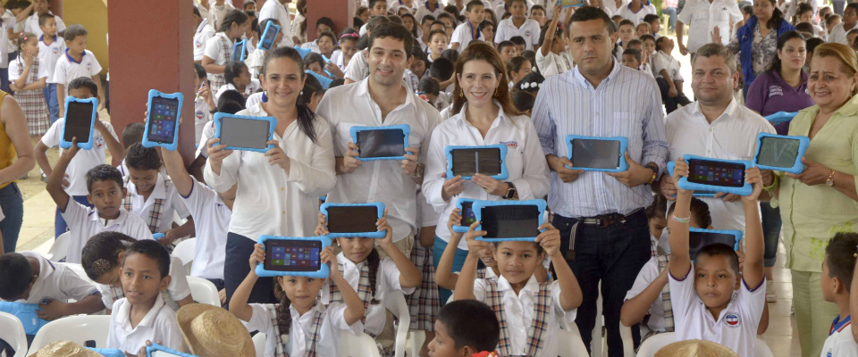 La Viceministra General TIC, María Carolina Hoyos, adelantó la entrega de 595 herramientas tecnológicas