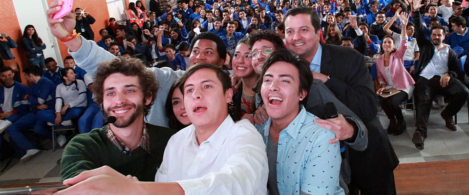 Protagonistas de #BlogLaSerie junto a Ministro David Luna Protagonistas de #BlogLaSerie junto a Ministro David Luna