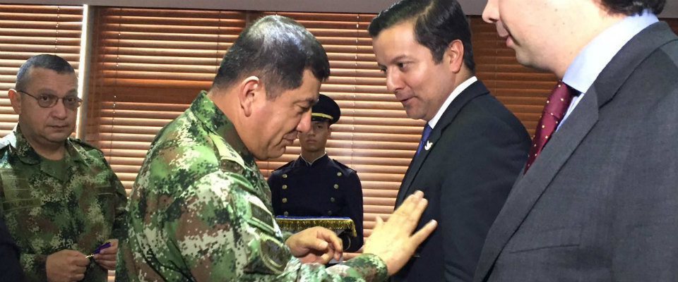 David Luna recibe condecoración en la Escuela Superior de Guerra David Luna recibe condecoración en la Escuela Superior de Guerra